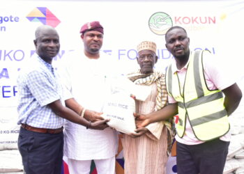 Economic hardship: Dangote Foundation distributes rice to host communities