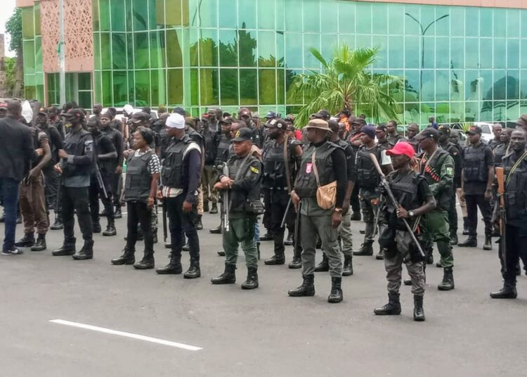 SECURITY : Gov. Ododo distributes security gadgets to 1050 hunters in Kogi