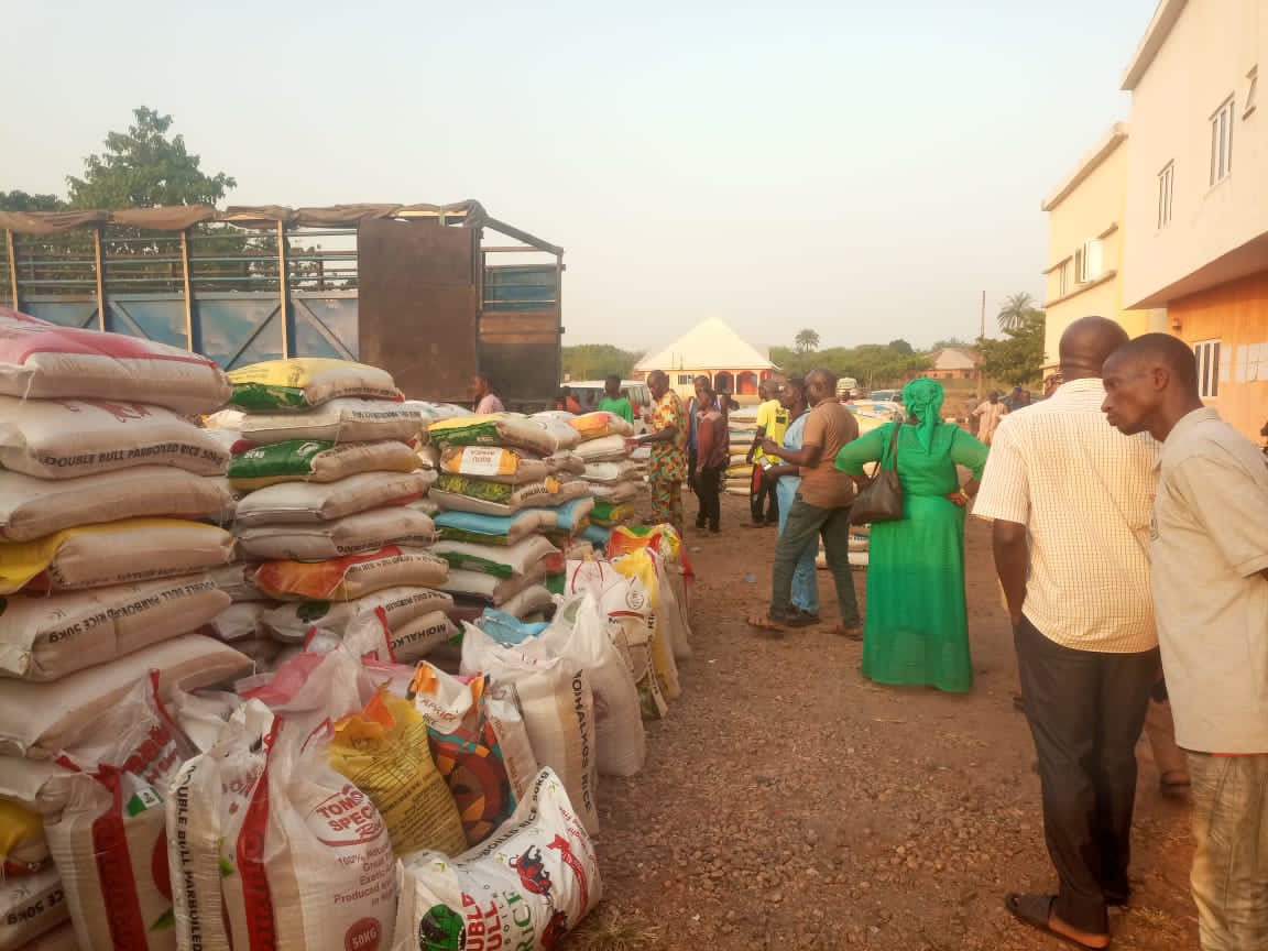 Yuletide: Governor Ododo Distributes Over 100 Trucks of Rice to Residents