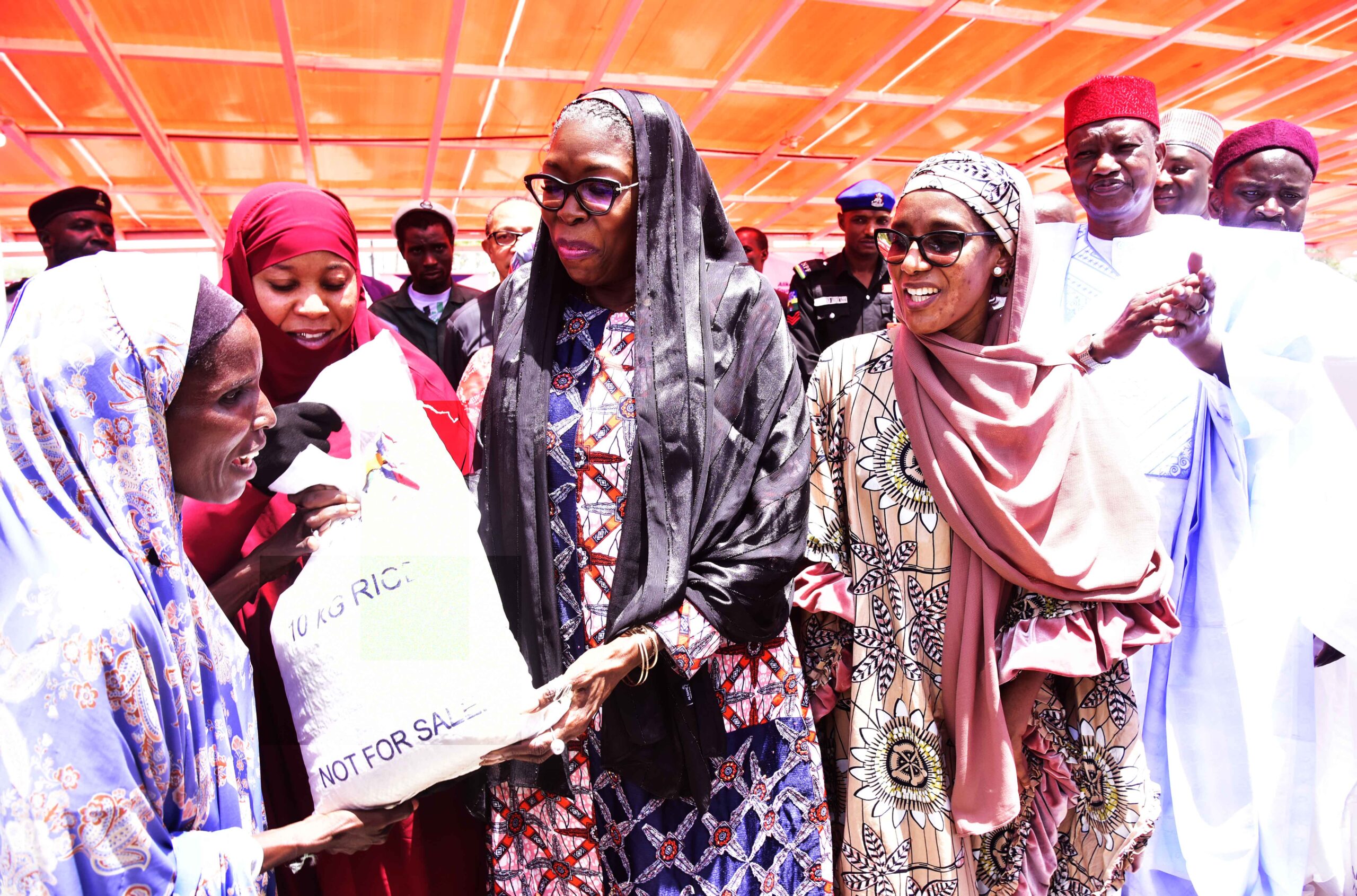 Aliko Dangote Foundation distributes One million bags of rice worth N16bn in all 774 local governments