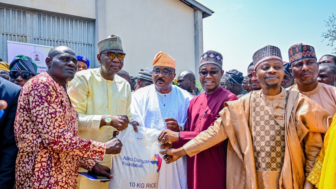Dangote Food Intervention Programme train lands in Kwara, donates 25,000 bags of rice to residents